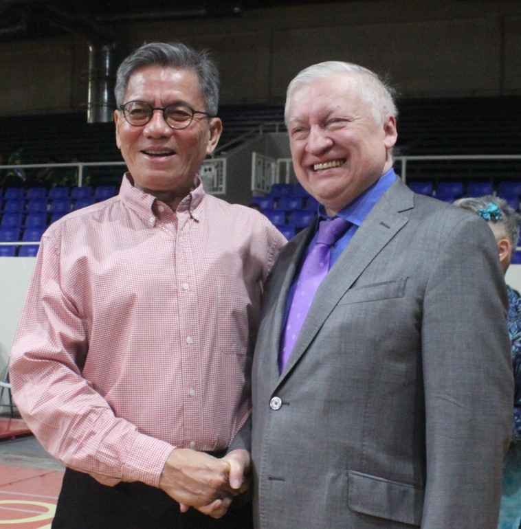 Eugene Torre shaking hands with Anatoly Karpov. Photo via Eugene Torre's Facebook.